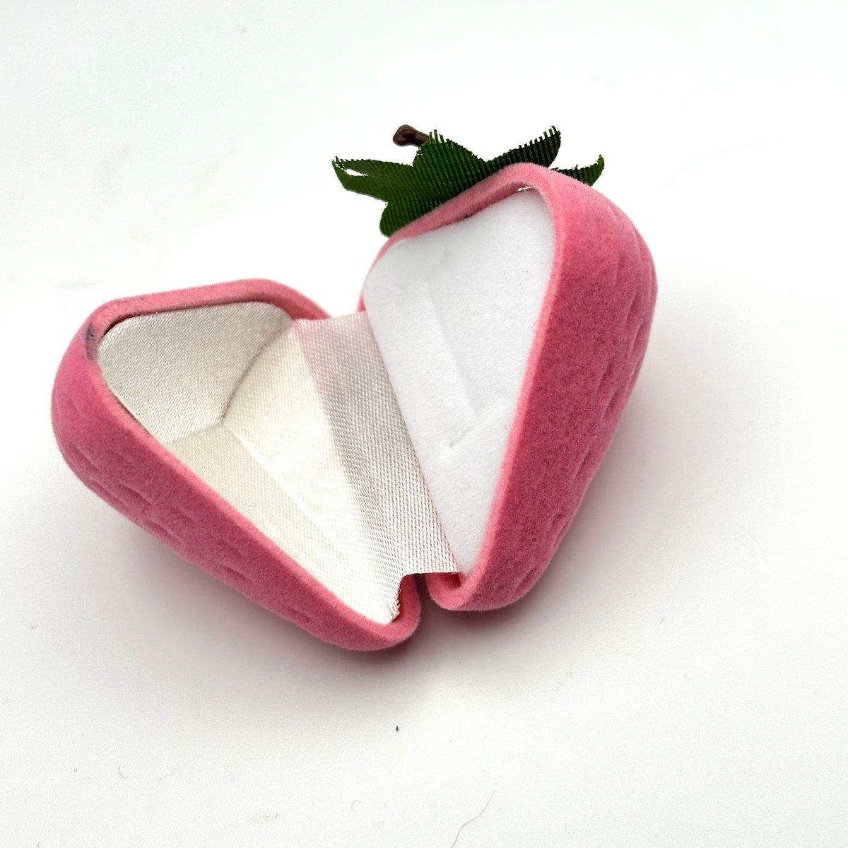 ☆ アクセサリーケース ジュエリーケース いちご型小物入れ 赤いストーン装飾 ☆ ☆ アクセサリーケース ジュエリーケース いちご型小物入れ 赤い