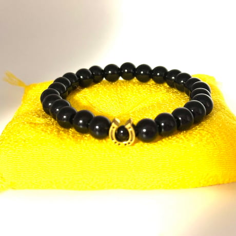 馬蹄チャームブレスレット｜黒の輝きが導くお守りアクセサリー