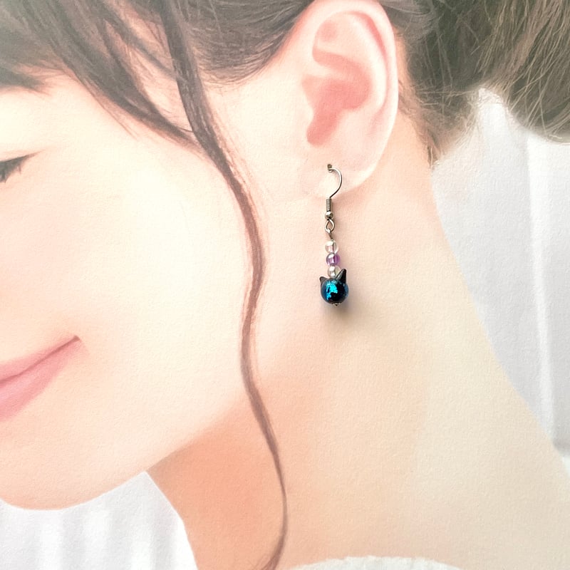 ねこ守りシリーズ】超希少！ホタルガラス 揺れる猫玉ピアス