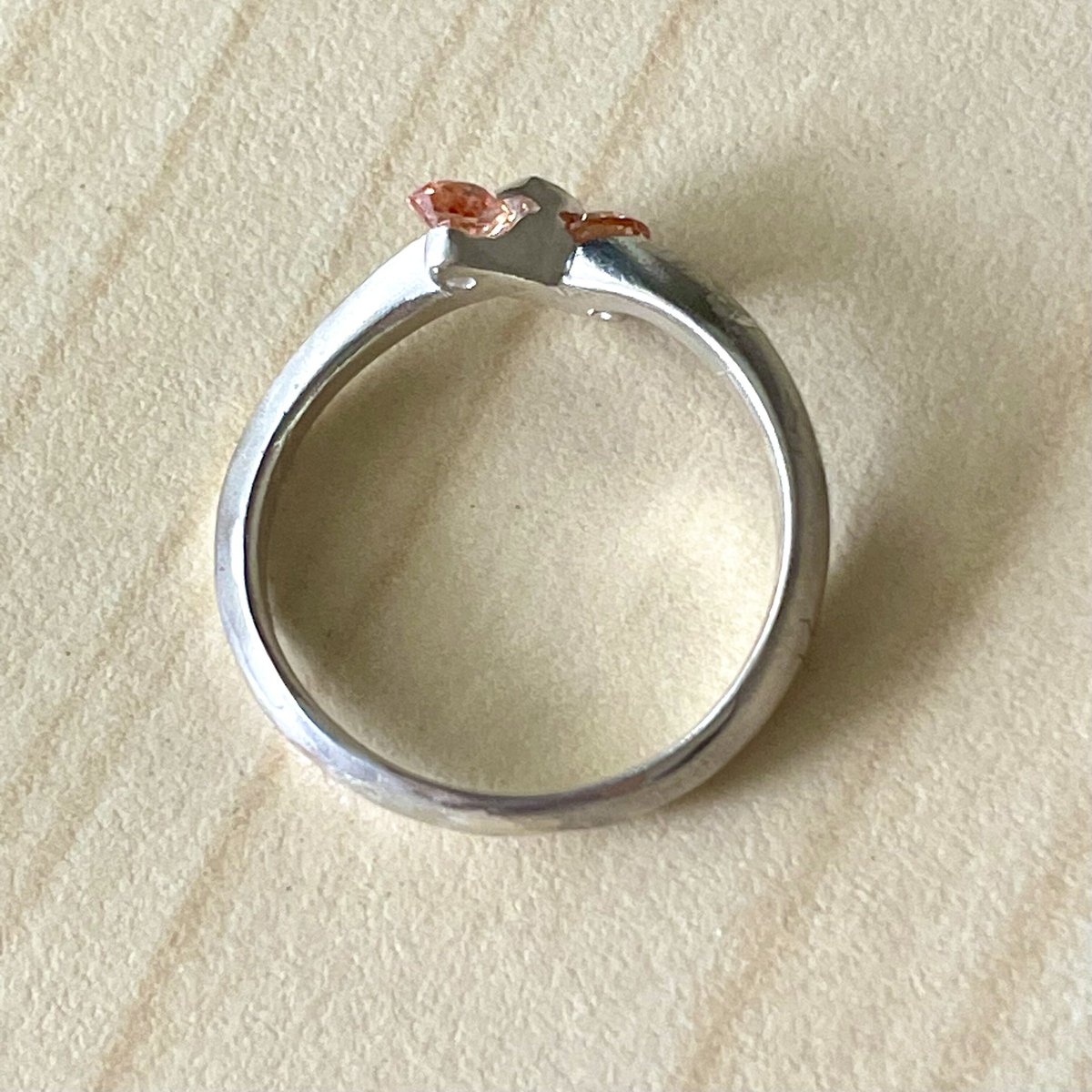 オレンジと赤の石の装飾的リング2点セット オレンジと赤の石の装飾的リング2点セット