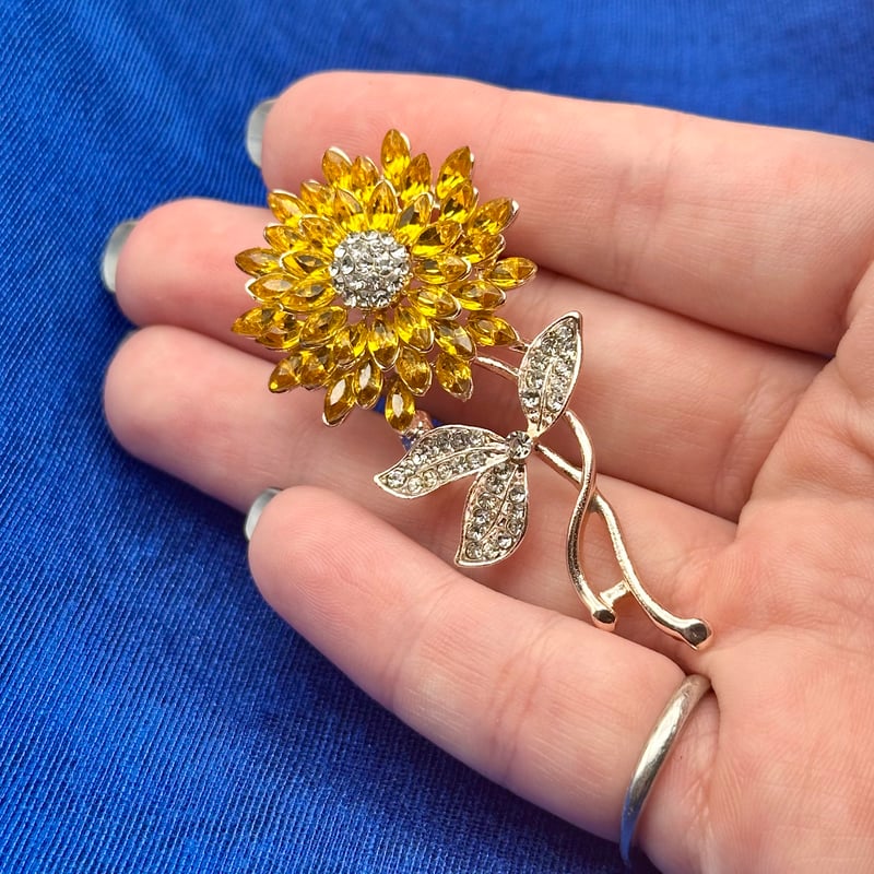 ひまわりの煌めきブローチ｜キラキラ咲く太陽の花 | ジュエリー春日