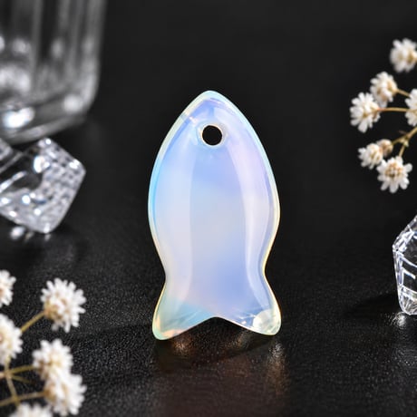 魚モチーフ天然石チャーム｜ミニサイズ・小さな幸運を運ぶお守りアクセサリー