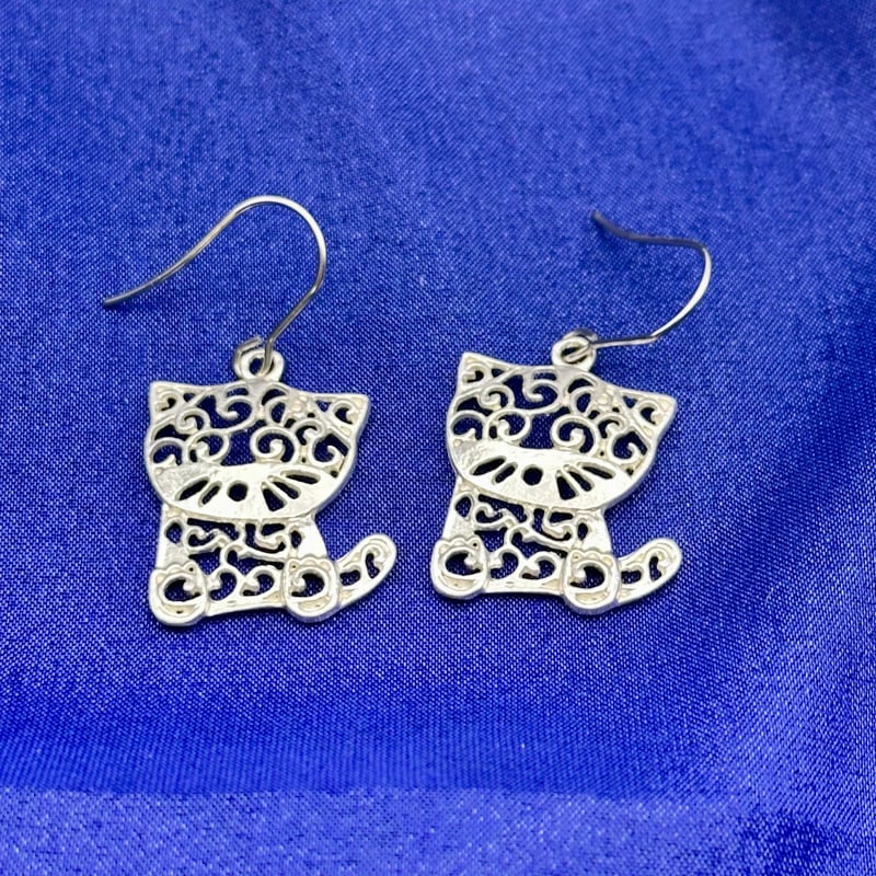 唐草模様 透かし 猫ピアス｜和モダンな大人の猫アクセサリー