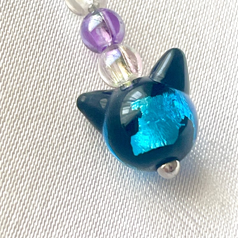 ねこ守りシリーズ】超希少！ホタルガラス 揺れる猫玉ピアス