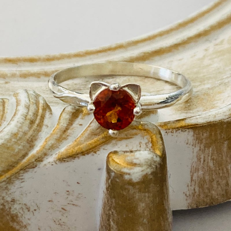 ねこ守りシリーズ】猫ちゃんリング｜ガーネット｜1月誕生石