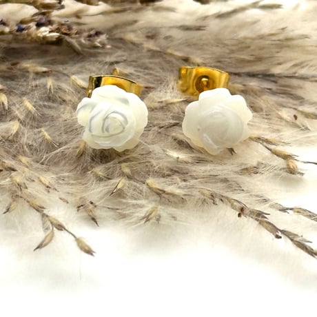 【サージカルステンレス】天然石薔薇彫刻 マザーオブパールのピアス｜アレルギー対応