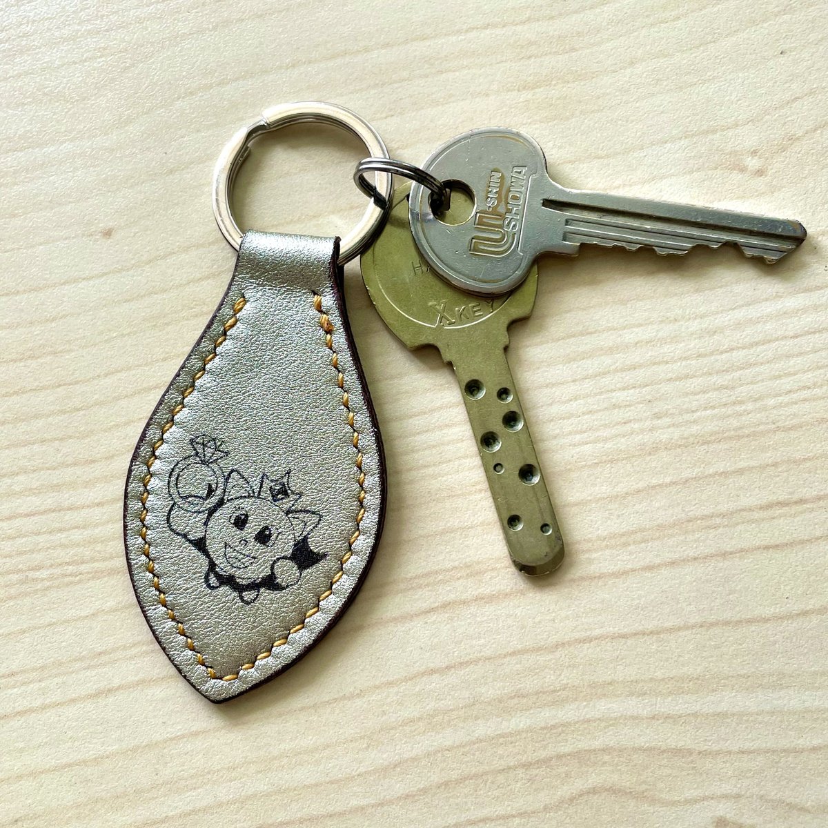 運気上昇カラー ゴールド春日ちゃん本革キーリング | ジュエリー春日