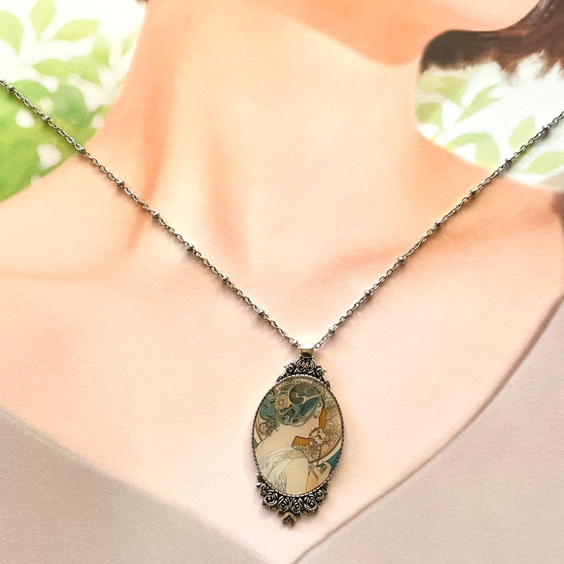 ミュシャ《桜草》/アンティーク調ローズネックレスL シルバーカラー