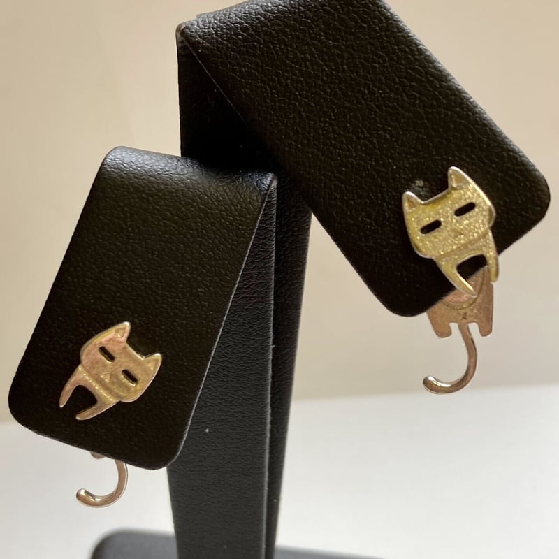 テニスボールゆらゆら猫ピアス Mirai-Tenshi］ 選べる 誕生石 ネコ しっぽが揺れる ピアス 人気