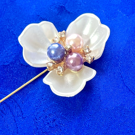 花ブローチ 白 × ゴールド プラスチックパール 上品アクセサリー