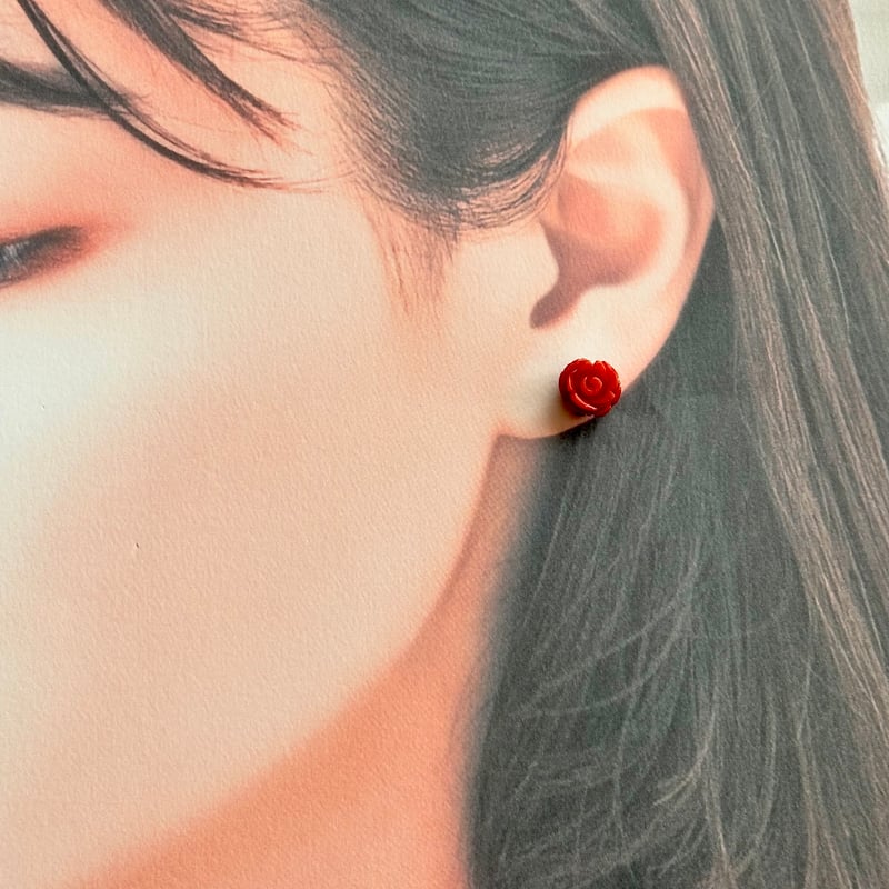 赤珊瑚の薔薇スタッドピアス｜華やぎを添える上質コーラルジュエリー