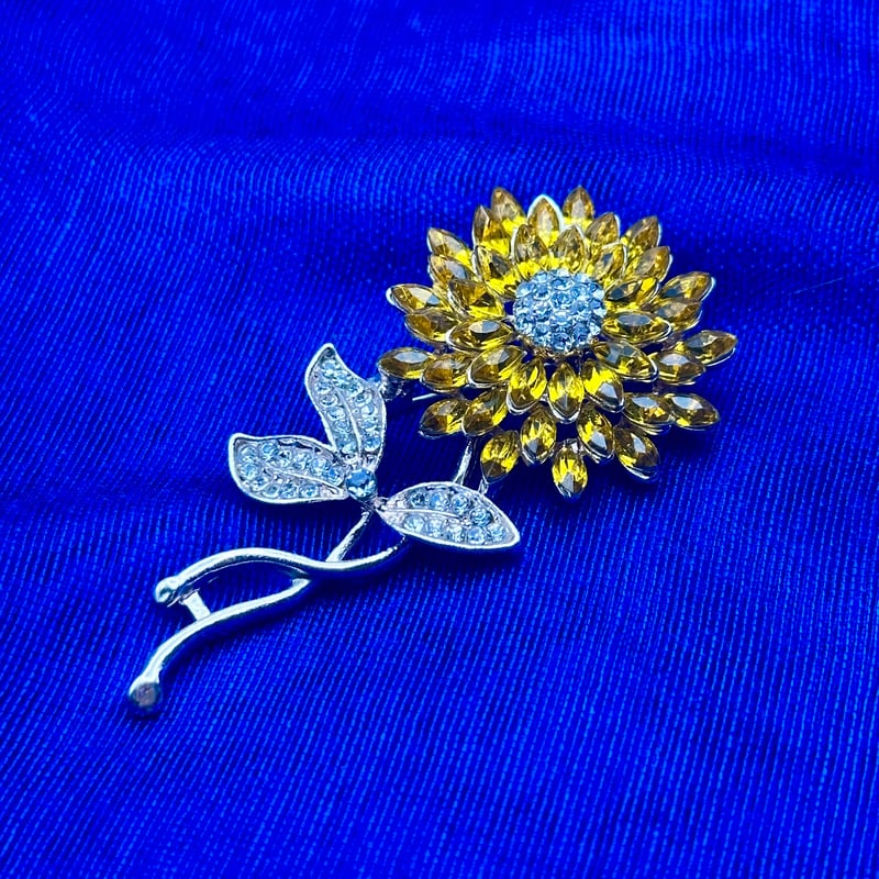 ひまわりの煌めきブローチ｜キラキラ咲く太陽の花 | ジュエリー春日