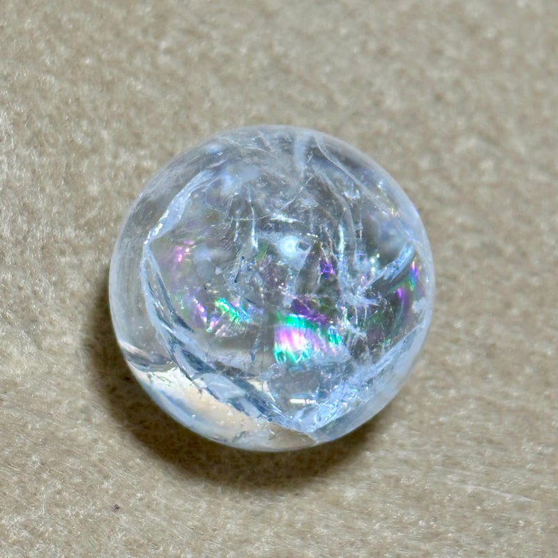 虹入り水晶 丸玉｜浄化と癒しをもたらすクラック水晶