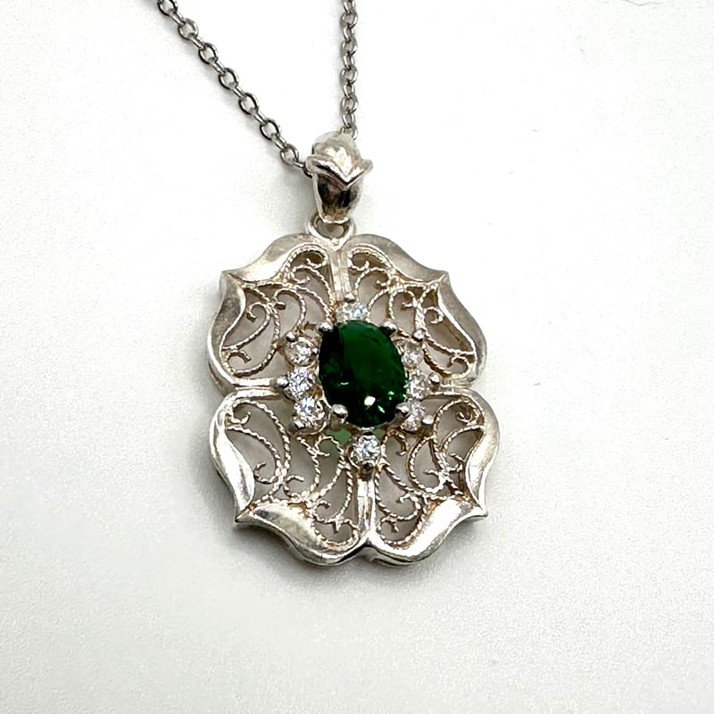 唐草模様ネックレス｜エメラルドカラー | ジュエリー春日