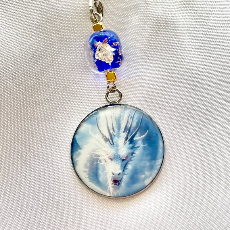 縁起物】白龍さまのお守りストラップ / 龍神様 とんぼ玉 | ジュエリー春日