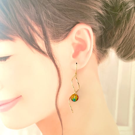 レトロガラスの揺れるウェーブピアス ～ステンドグラス風とんぼ玉～