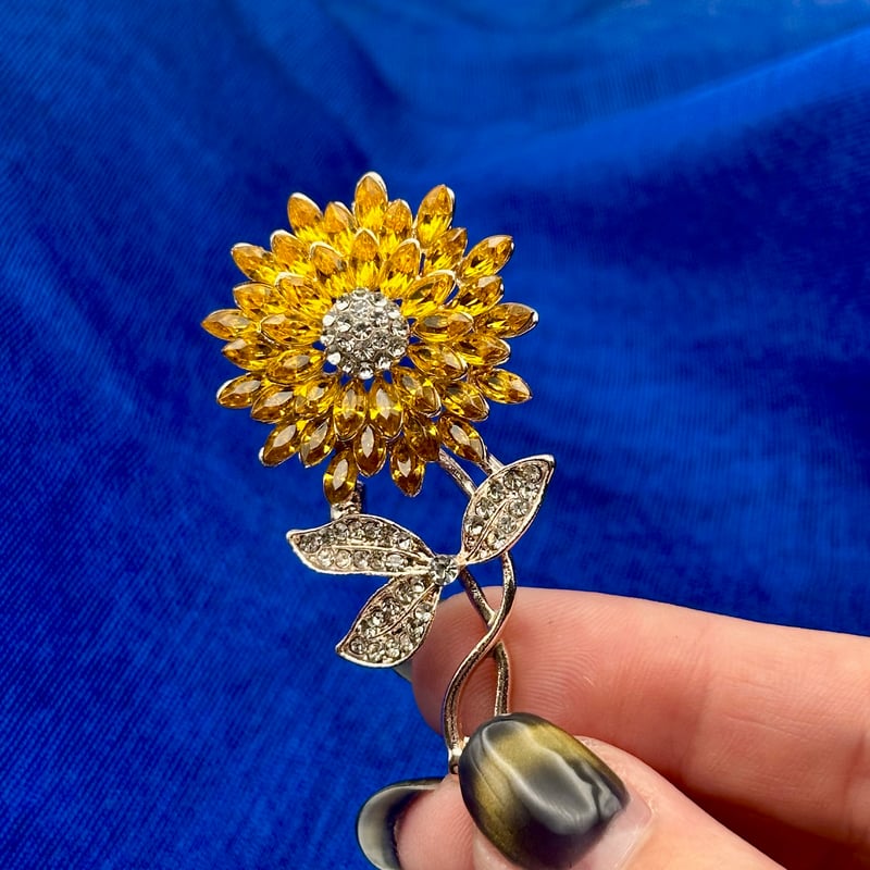 ひまわりの煌めきブローチ｜キラキラ咲く太陽の花 | ジュエリー春日