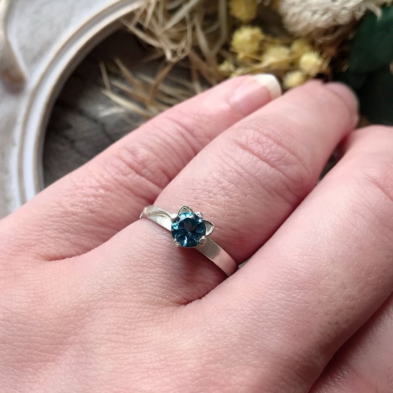 宝石ルース 『とても可愛いネコちゃんカット』高品質ブルートパーズの