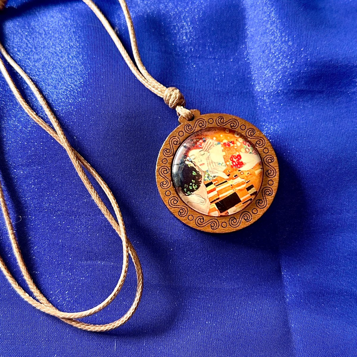 クリムト《接吻》木製ネックレス｜名画アクセサリーアートペンダント