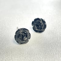 【アレルギー対応】オニキスの薔薇ピアス｜サージカルステンレス｜天然石ピアス