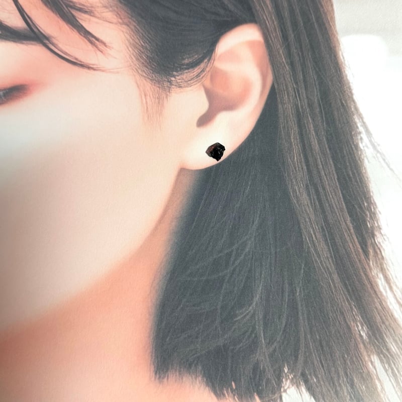 グリーントルマリン原石ピアスセット｜個性きらめく、天然石の一点