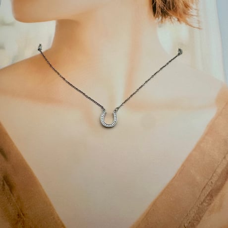 ホースシューのお守りネックレス｜幸運を招く上品ジュエリー
