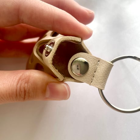 思いを詰め込むペットの毛を入れられる肉球キーホルダー