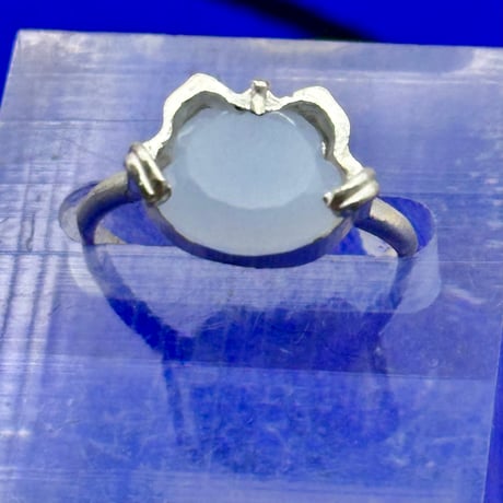 【ねこ守りシリーズ】ねこの匠枠リング｜猫カット カルセドニー3.09ct〈個性きらめくセッティング〉
