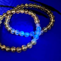 ブルーアンバー（琥珀）｜光に反応して青く輝く天然ブレスレット