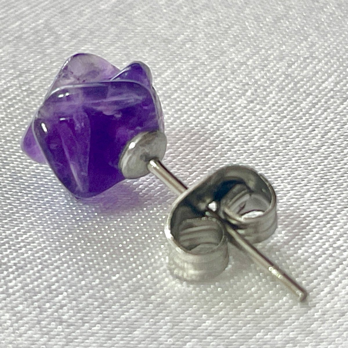 ラベンダーアメジスト薔薇とブラックスピネルのピアス アレルギー対応】天然石薔薇彫刻 アメジストのピアス/サージカル