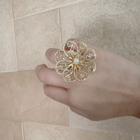 透かし細工の花模様フラワーリング｜フリーサイズ