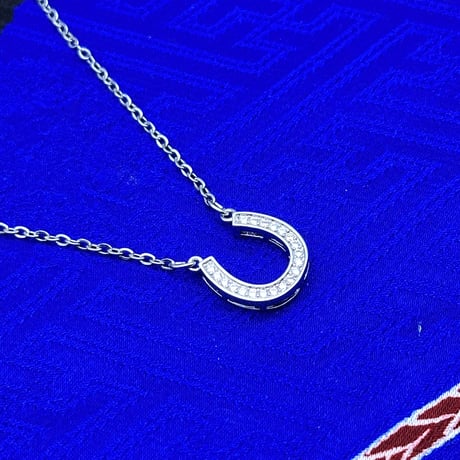 ホースシューのお守りネックレス｜幸運を招く上品ジュエリー
