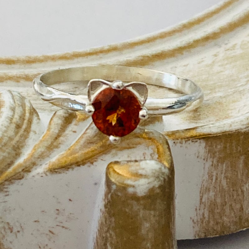 ねこ守りシリーズ】猫ちゃんリング｜ガーネット｜1月誕生石