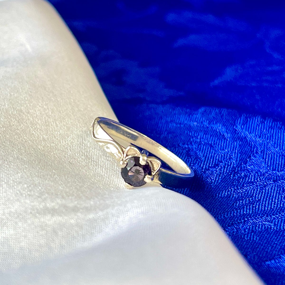 ねこ守りシリーズ】猫ちゃんリング/ガーネット | ジュエリー春日