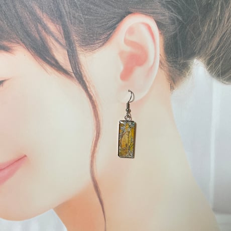 ミュシャのアンティーク調ピアス「4つの花 -百合-」