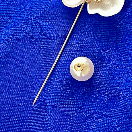 花ブローチ 白 × ゴールド プラスチックパール 上品アクセサリー