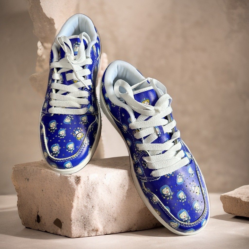 日本保守党の推し活に｜現代画家ザビちゃんコラボスニーカー《青ダルマ
