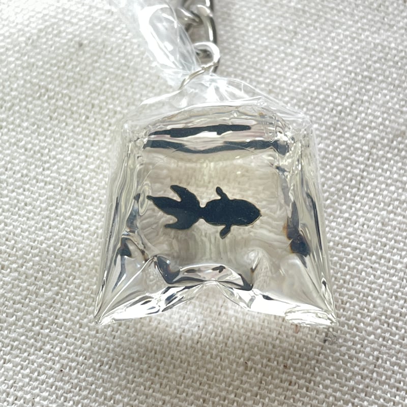 ハンドメイド  キーホルダー  レジン  金魚  黒  ステンドグラス風 黒金魚のちいさな袋 ― レジンキーホルダー ― | ジュエリー春日