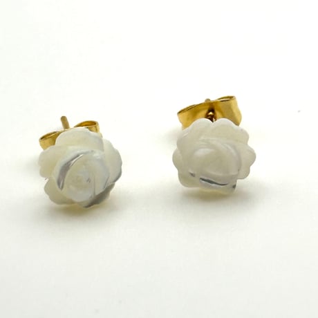 【サージカルステンレス】天然石薔薇彫刻 マザーオブパールのピアス｜アレルギー対応