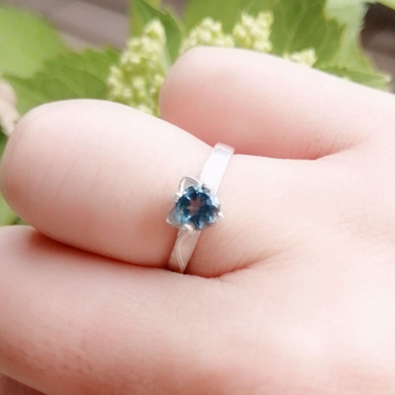 ねこ守りシリーズ】猫ちゃんリング/ブルートパーズ | ジュエリー春日