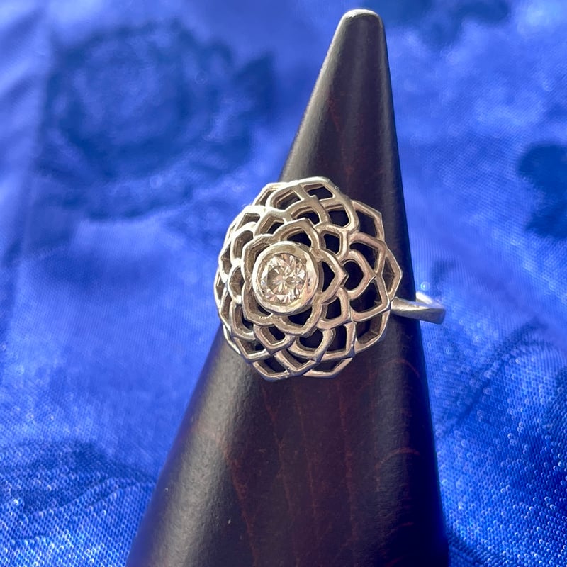 サイズ変更可】ロータス｜花の透かし彫り指輪 モアサナイト