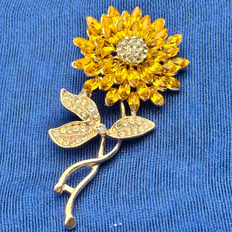 ひまわりの煌めきブローチ｜キラキラ咲く太陽の花 | ジュエリー春日