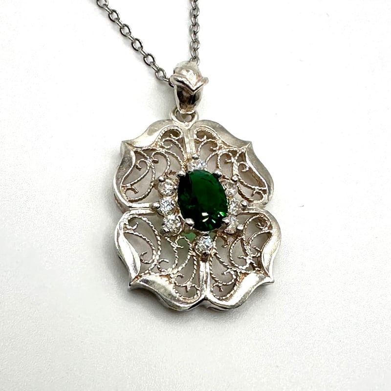 唐草模様ネックレス｜エメラルドカラー | ジュエリー春日