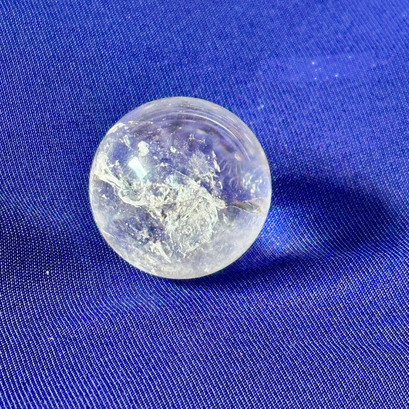 虹入り水晶 丸玉｜浄化と癒しをもたらすクラック水晶