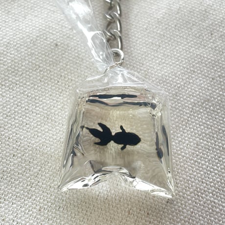 黒金魚のちいさな袋 ― レジンキーホルダー ―