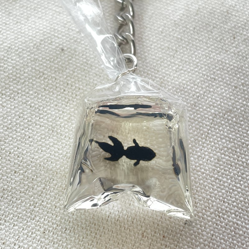 黒金魚のちいさな袋 ― レジンキーホルダー ― | ジュエリー春日