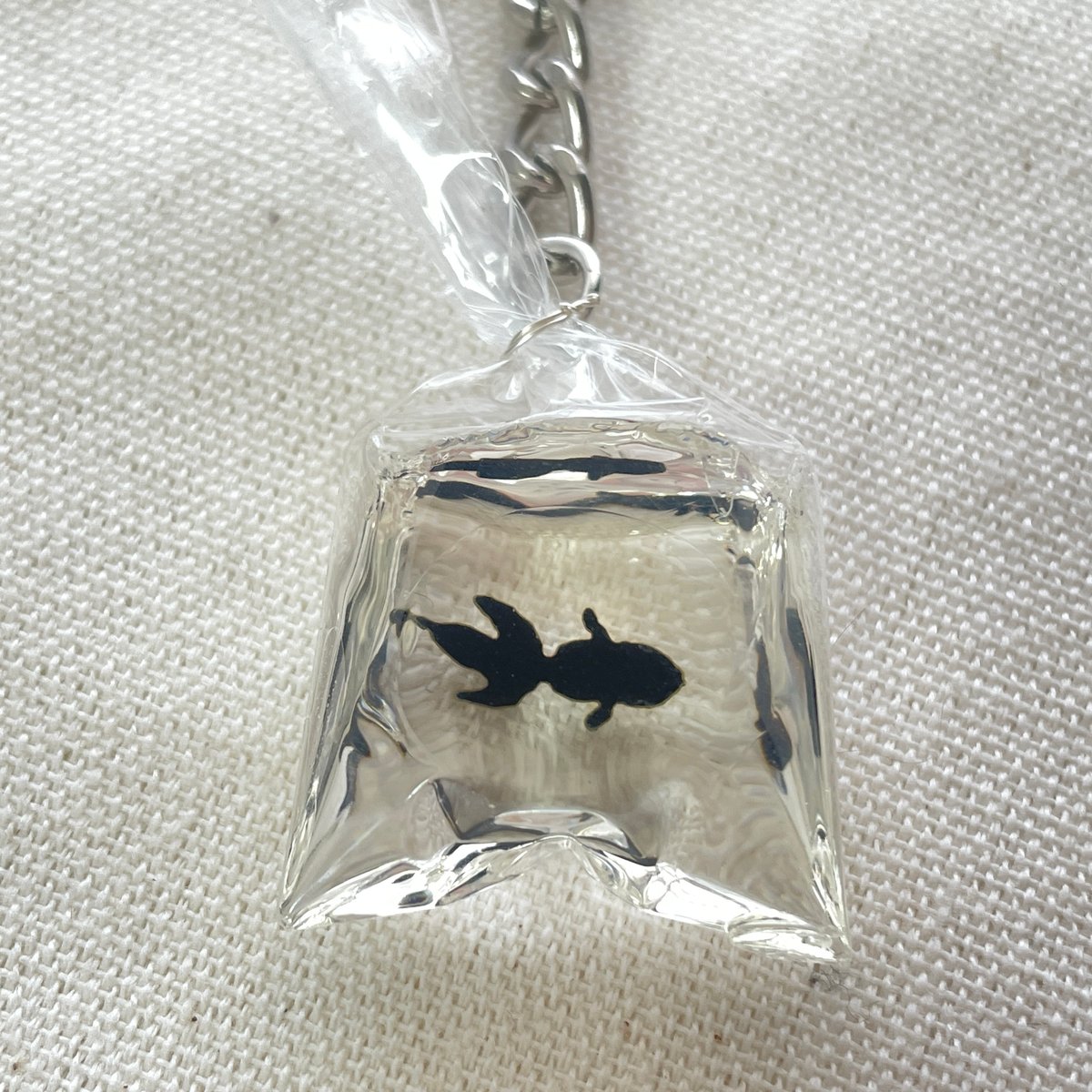 黒金魚のちいさな袋 ― レジンキーホルダー ― | ジュエリー春日