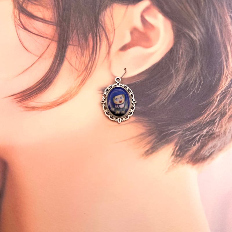 保守派の推し活に｜現代画家ザビちゃんコラボ《日本国旗 青ダルマ