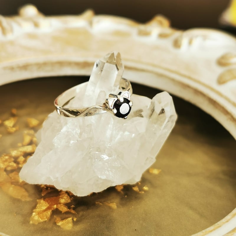 ねこ守りシリーズ】猫ちゃんリング/ガーネット | ジュエリー春日