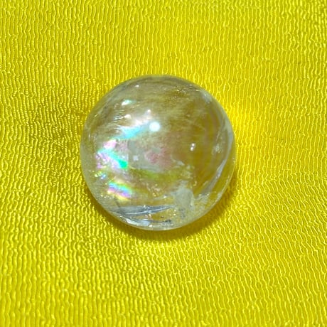 虹入り水晶 丸玉｜浄化と癒しをもたらすクラック水晶パワーストーン